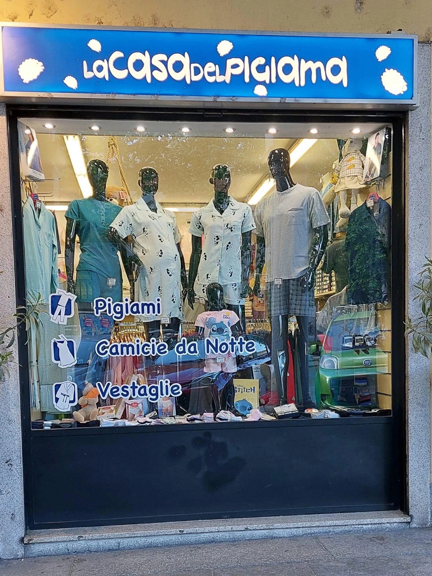 Facciata del negozio La casa del pigiama a Novara, Via XX Settembre 8